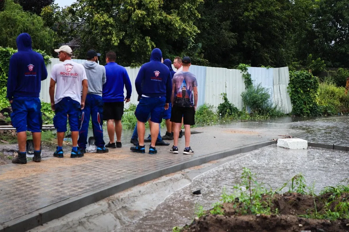 Nowa szkoła przy ulicy Partyzantów zalana. "Nie pozwolę na zagrożenie dla dzieci" mówi burmistrz (zdjęcia, wideo)
