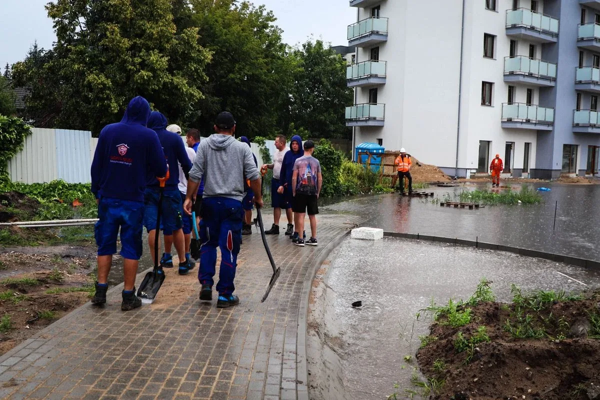 Nowa szkoła przy ulicy Partyzantów zalana. "Nie pozwolę na zagrożenie dla dzieci" mówi burmistrz (zdjęcia, wideo)