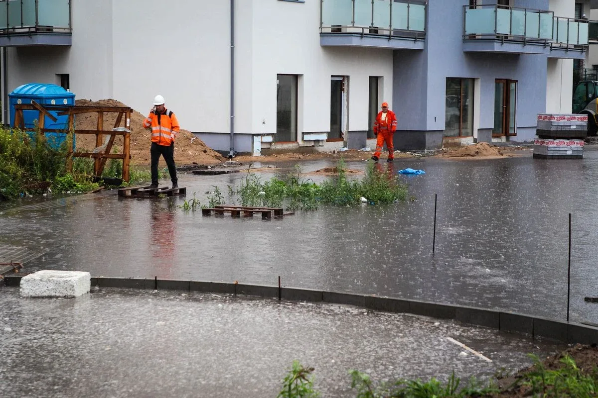 Nowa szkoła przy ulicy Partyzantów zalana. "Nie pozwolę na zagrożenie dla dzieci" mówi burmistrz (zdjęcia, wideo)