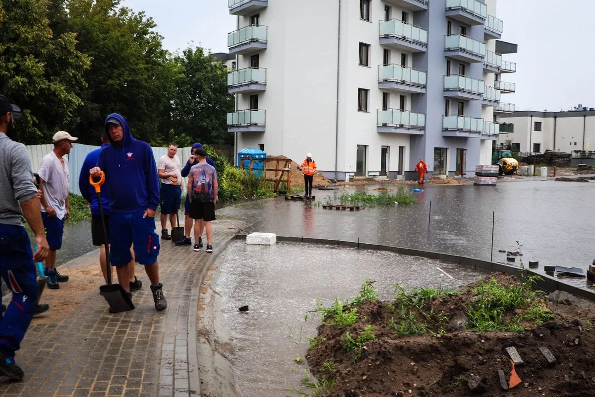 Nowa szkoła przy ulicy Partyzantów zalana. "Nie pozwolę na zagrożenie dla dzieci" mówi burmistrz (zdjęcia, wideo)