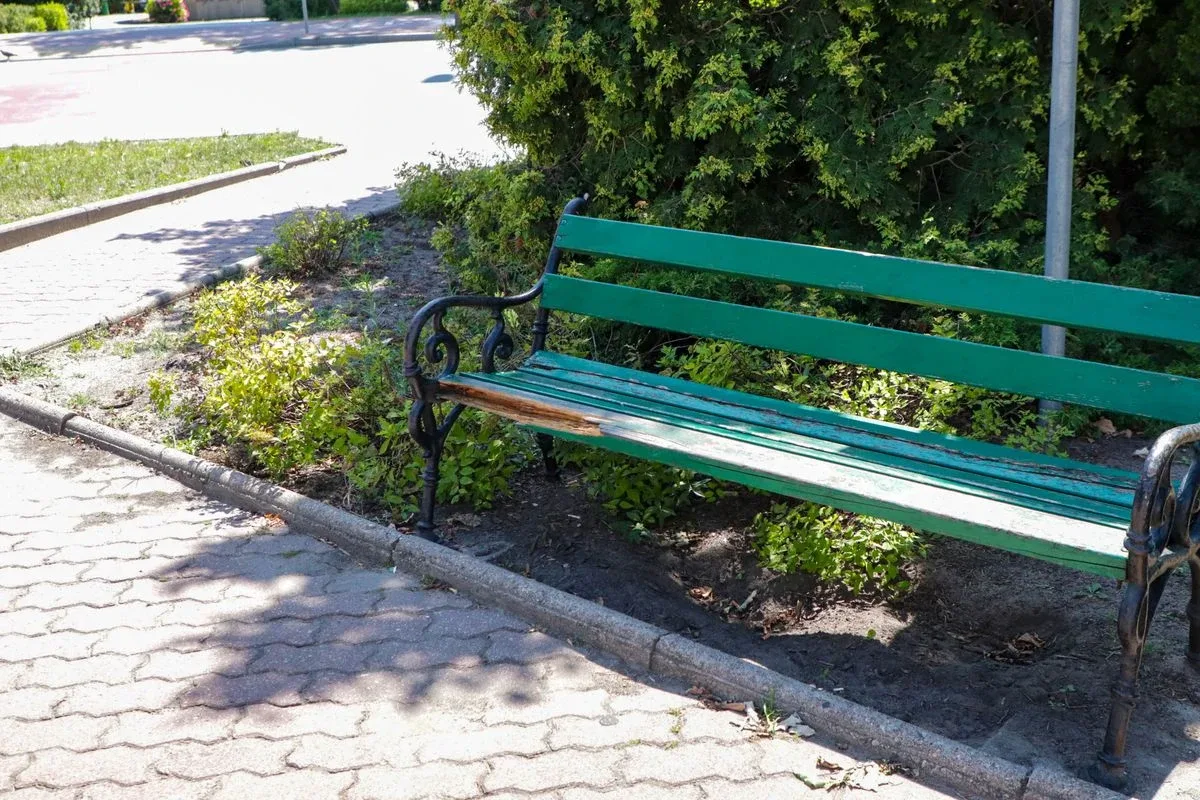 Zdewastowane i spróchniałe ławki w mieście (zdjęcia)