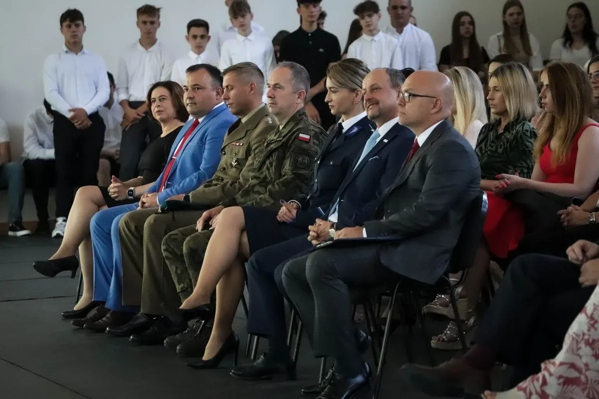 Żegnaj szkoło! Uczniowie "Rubinka" kończą rok szkolny i zaczynają wakacje (zdjęcia)