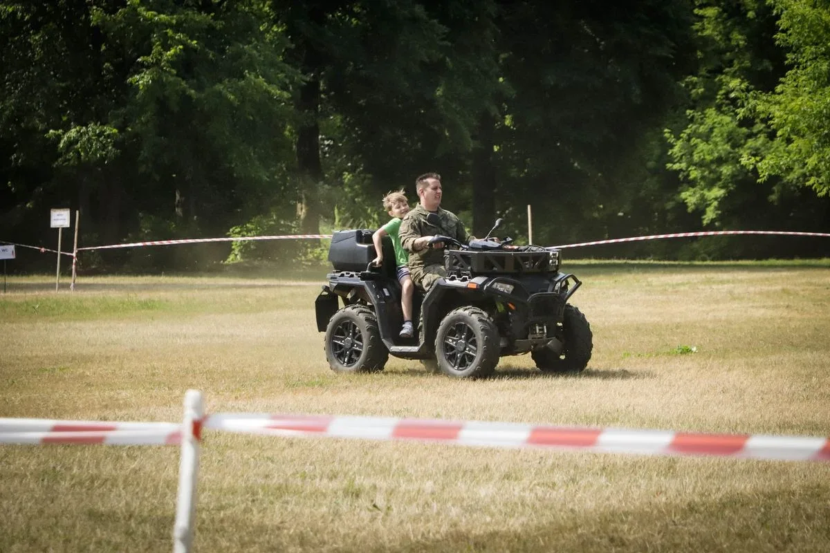 Piknik sportowo-historyczny i 7. Bieg Pamięci Absolwentów Szkoły Podchorążych Piechoty w Komorowie (zdjęcia)