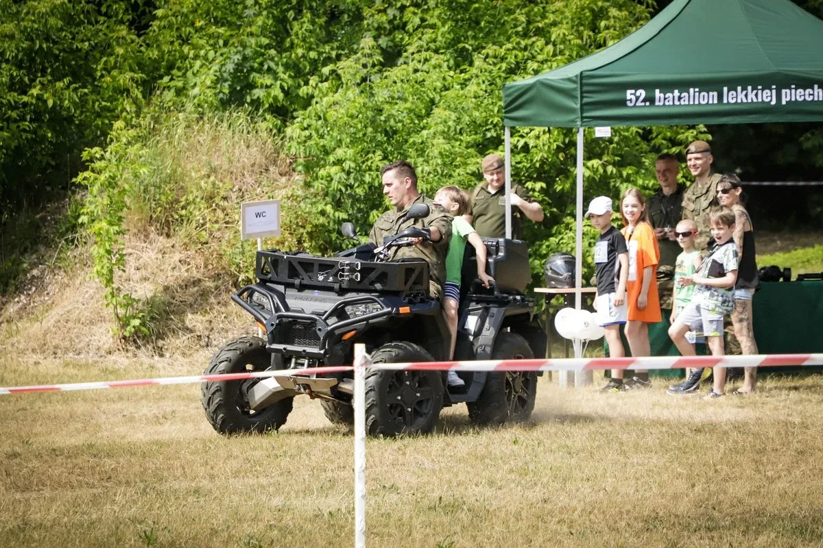 Piknik sportowo-historyczny i 7. Bieg Pamięci Absolwentów Szkoły Podchorążych Piechoty w Komorowie (zdjęcia)