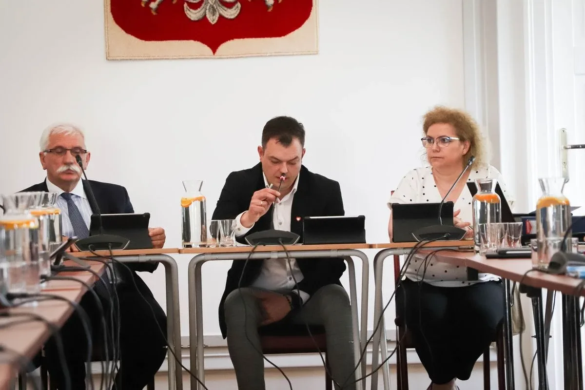 Burmistrz będzie zarabiał od poprzednika o 30 proc. czy niecałe 20 proc. mniej? Zależy kto liczy (zdjęcia)