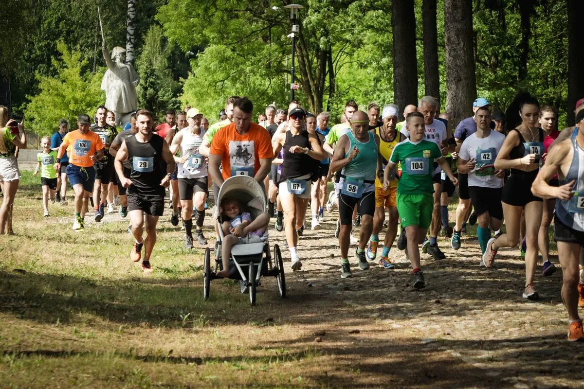 Piknik sportowo-historyczny i 7. Bieg Pamięci Absolwentów Szkoły Podchorążych Piechoty w Komorowie (zdjęcia)
