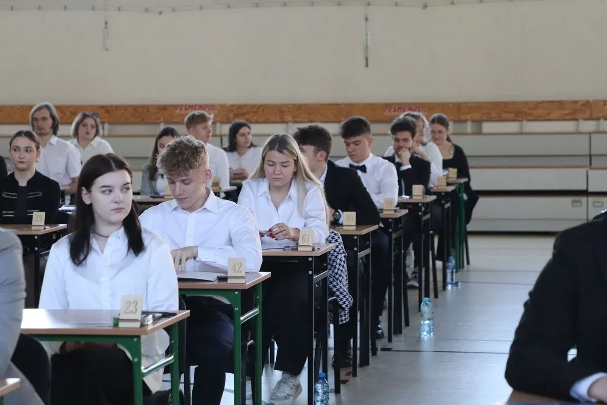 Maturzyści z "Koperniczka" mierzą się dziś z matematyką (zdjęcia)