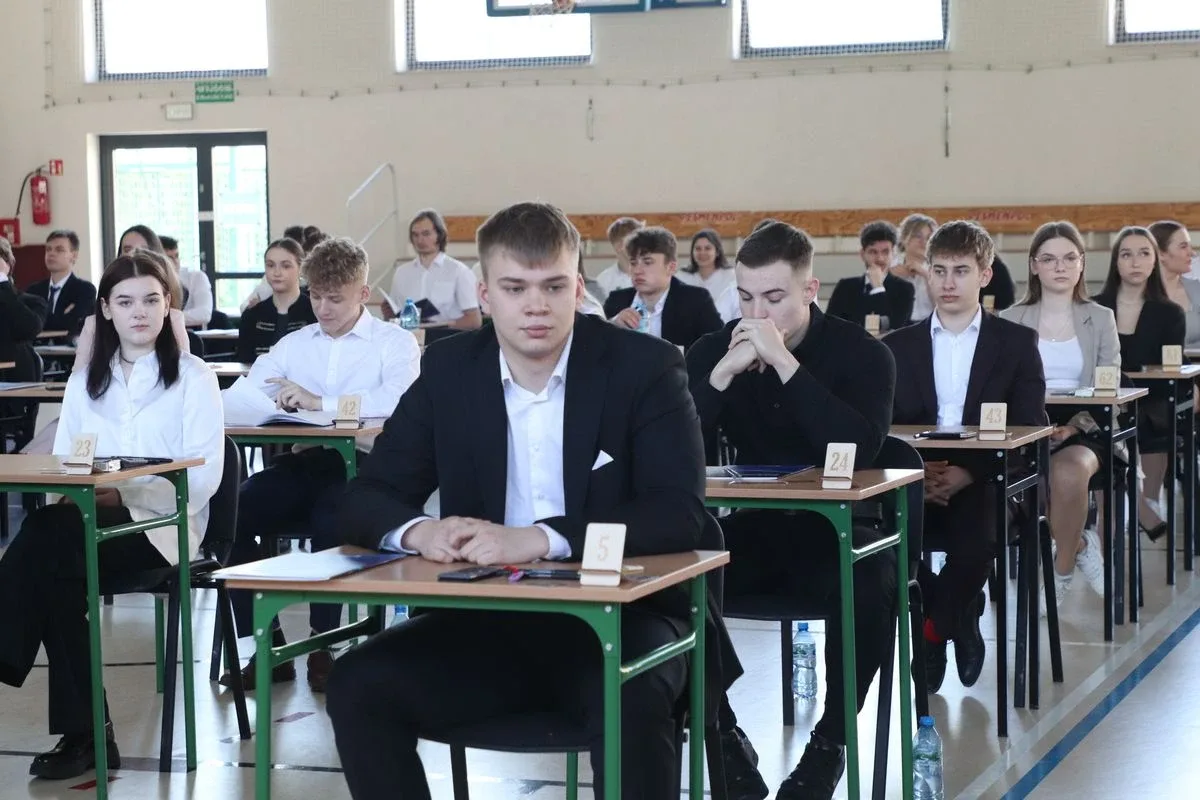 Maturzyści z "Koperniczka" mierzą się dziś z matematyką (zdjęcia)