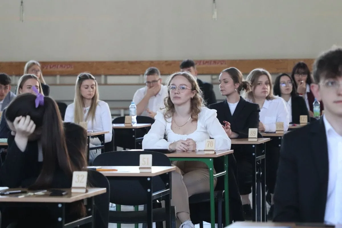Maturzyści z "Koperniczka" mierzą się dziś z matematyką (zdjęcia)
