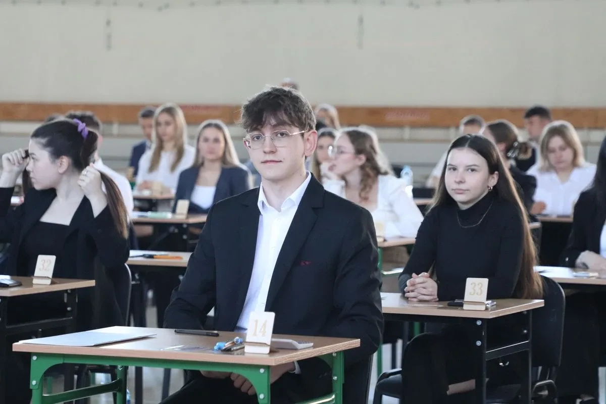 Maturzyści z "Koperniczka" mierzą się dziś z matematyką (zdjęcia)