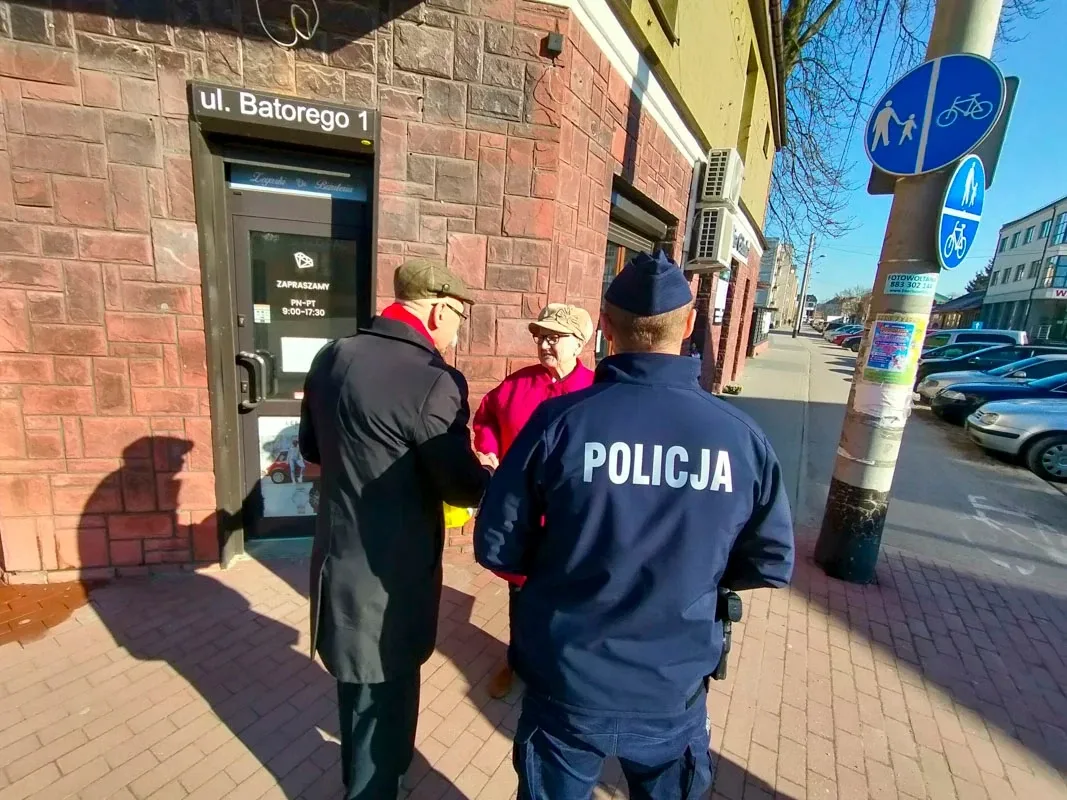 Starostwo Powiatowe i Ostrowska Policja świętowały Dzień Kobiet z bezpieczeństwem w tle (zdjęcia)