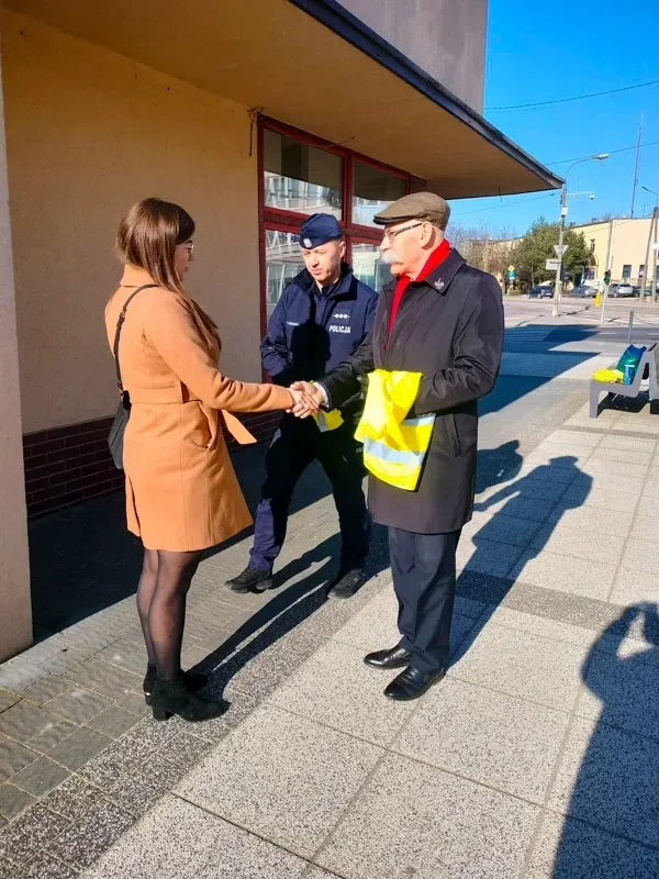 Starostwo Powiatowe i Ostrowska Policja świętowały Dzień Kobiet z bezpieczeństwem w tle (zdjęcia)