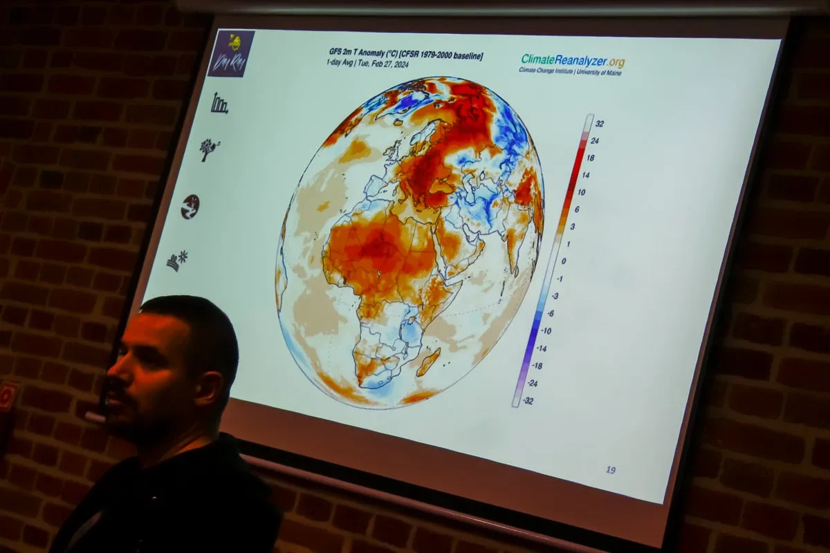 Klimatyczny wieczór w bibliotece: Rozmowa z Krzysztofem Jodłowskim (zdjęcia)