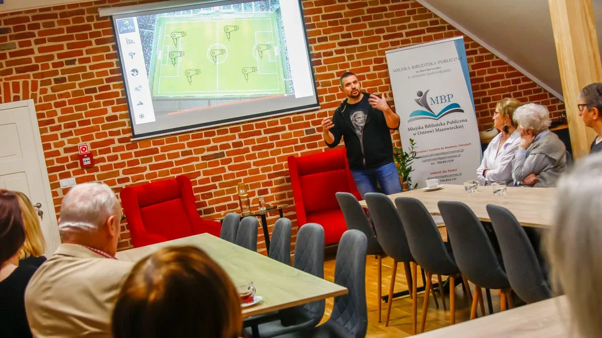 Klimatyczny wieczór w bibliotece: Rozmowa z Krzysztofem Jodłowskim (zdjęcia)