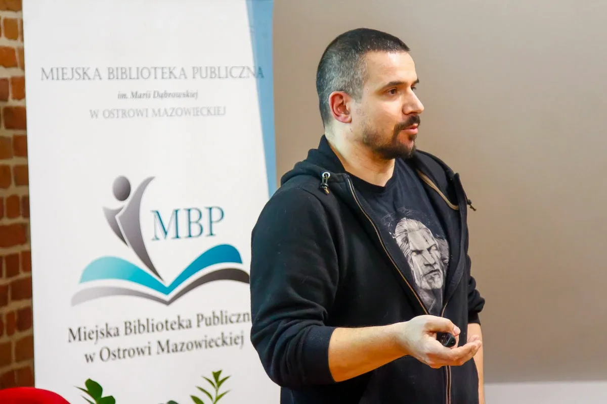 Klimatyczny wieczór w bibliotece: Rozmowa z Krzysztofem Jodłowskim (zdjęcia)
