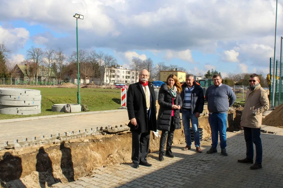  Powiat Ostrowski buduje nowoczesne boisko wielofunkcyjne! (zdjęcia)
