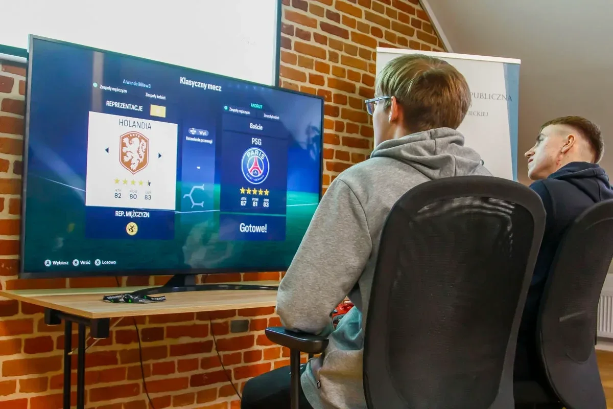 Wirtualni sportowcy, lecz prawdziwe emocje! - I Otwarty Turniej FIFA w Bibliotece (zdjęcia)