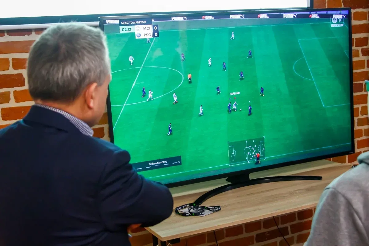 Wirtualni sportowcy, lecz prawdziwe emocje! - I Otwarty Turniej FIFA w Bibliotece (zdjęcia)