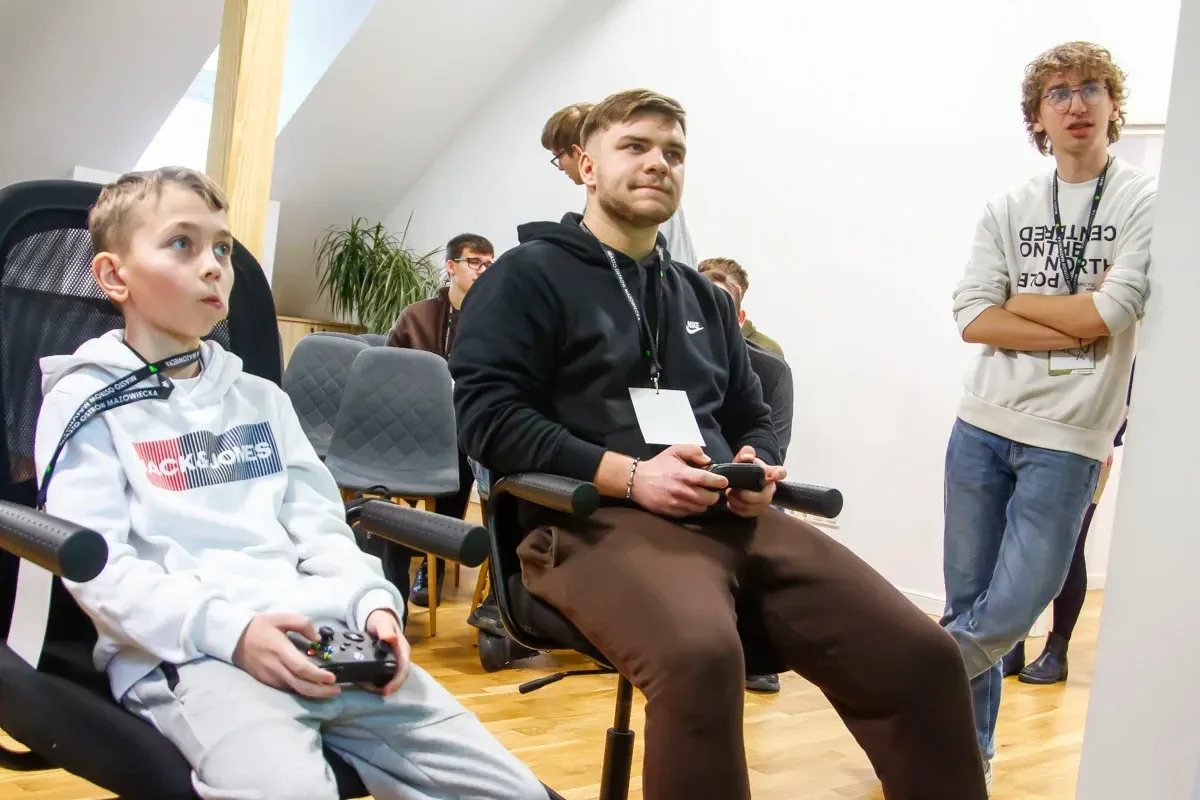 Wirtualni sportowcy, lecz prawdziwe emocje! - I Otwarty Turniej FIFA w Bibliotece (zdjęcia)