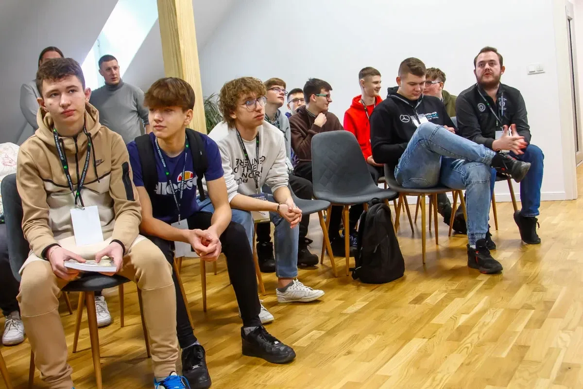 Wirtualni sportowcy, lecz prawdziwe emocje! - I Otwarty Turniej FIFA w Bibliotece (zdjęcia)