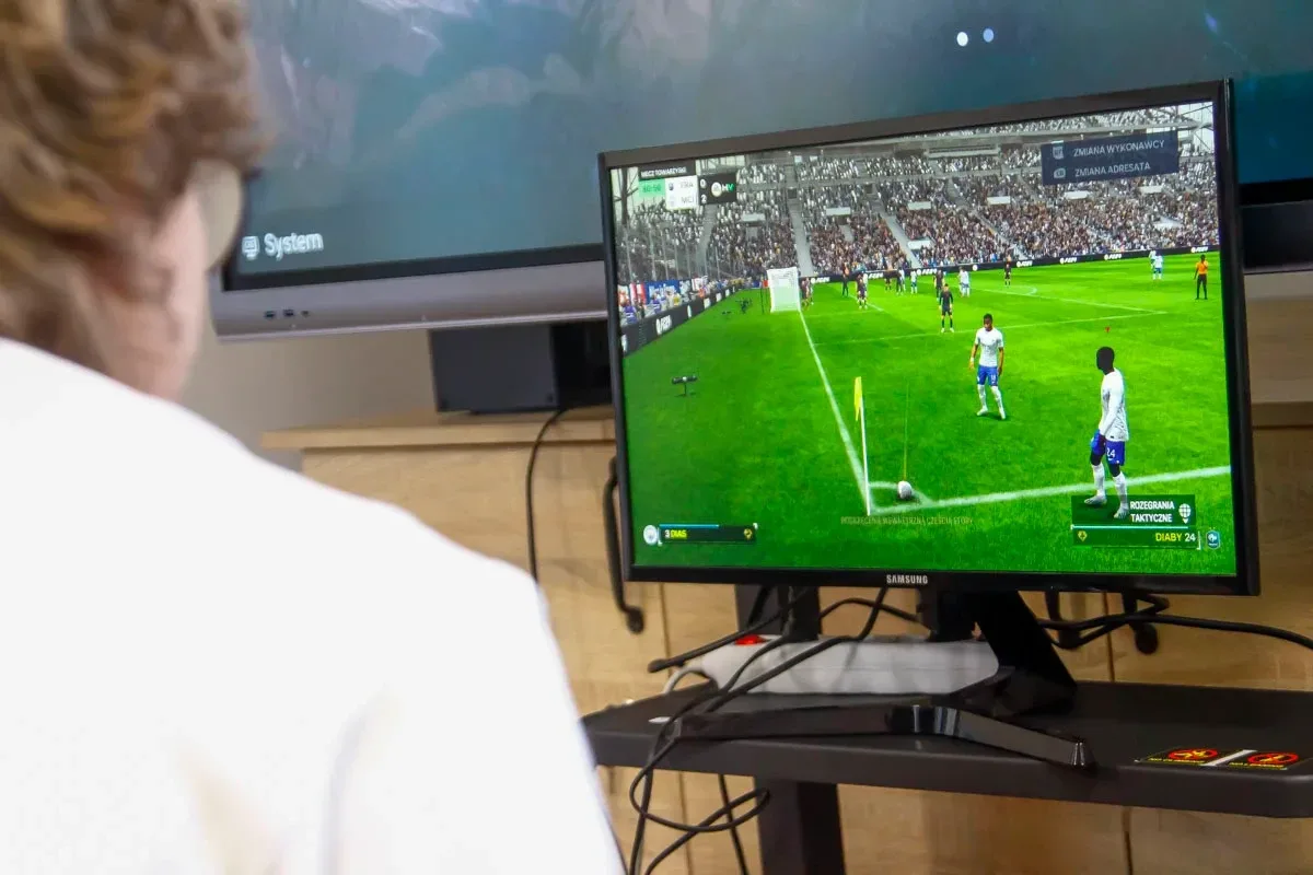 Wirtualni sportowcy, lecz prawdziwe emocje! - I Otwarty Turniej FIFA w Bibliotece (zdjęcia)