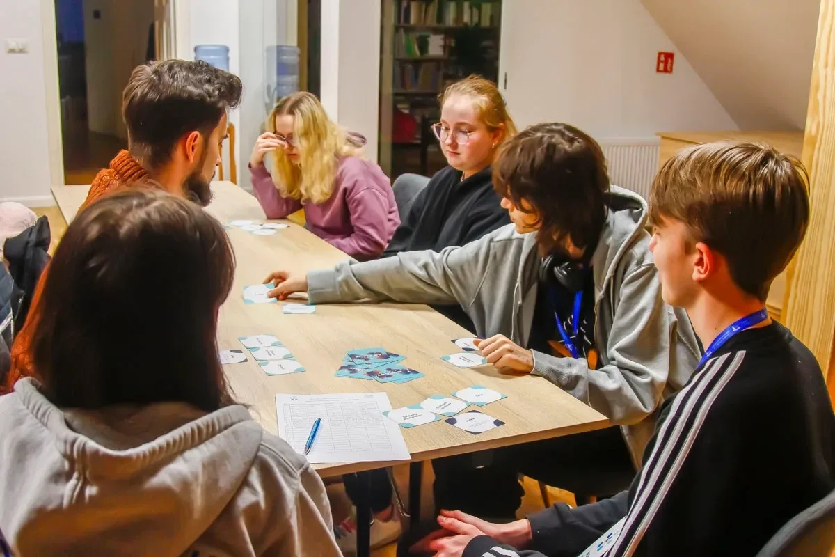 Organizacja i rozrywka - pierwsze spotkanie Wolontariatu Bibliotecznego w 2024 roku (zdjęcia)