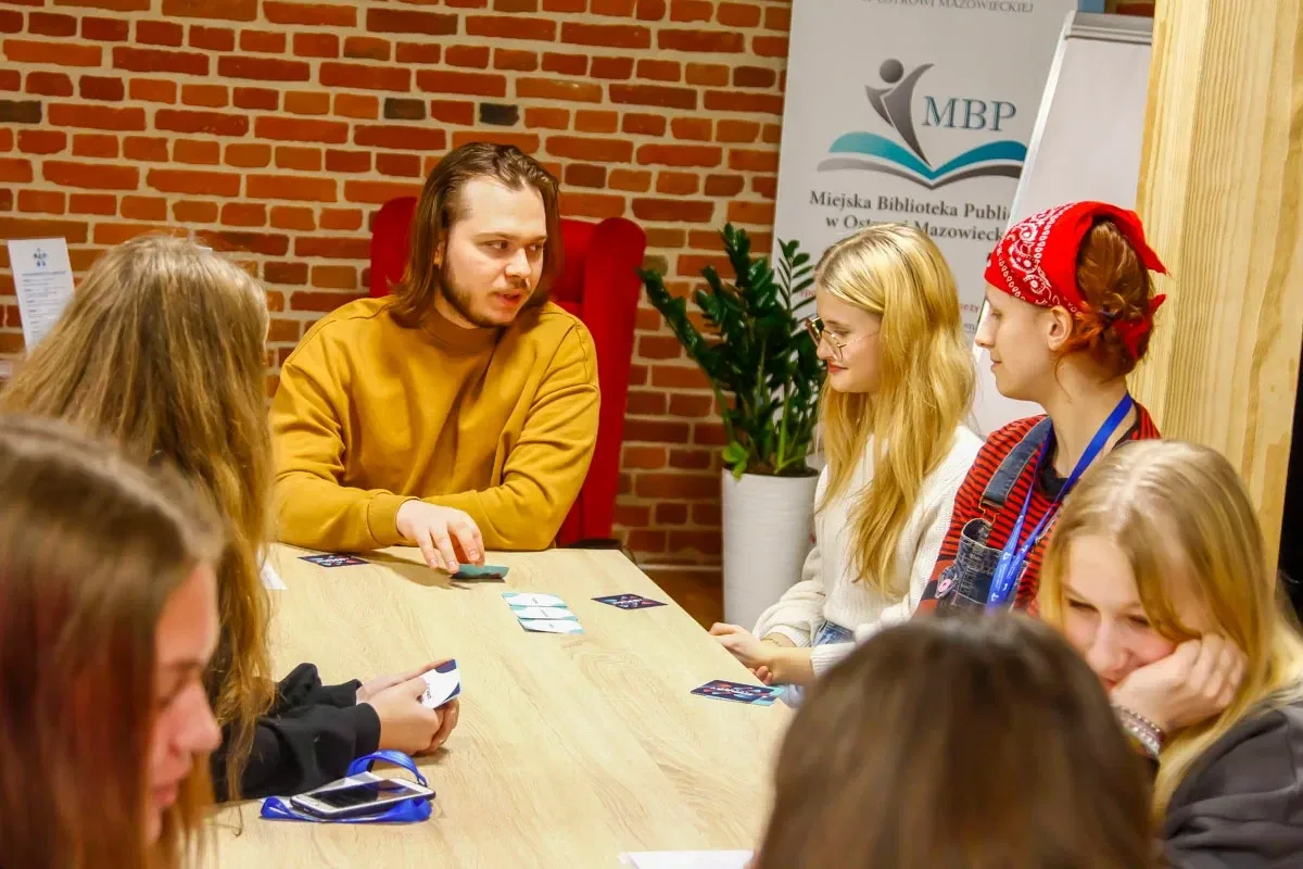 Organizacja i rozrywka - pierwsze spotkanie Wolontariatu Bibliotecznego w 2024 roku (zdjęcia)