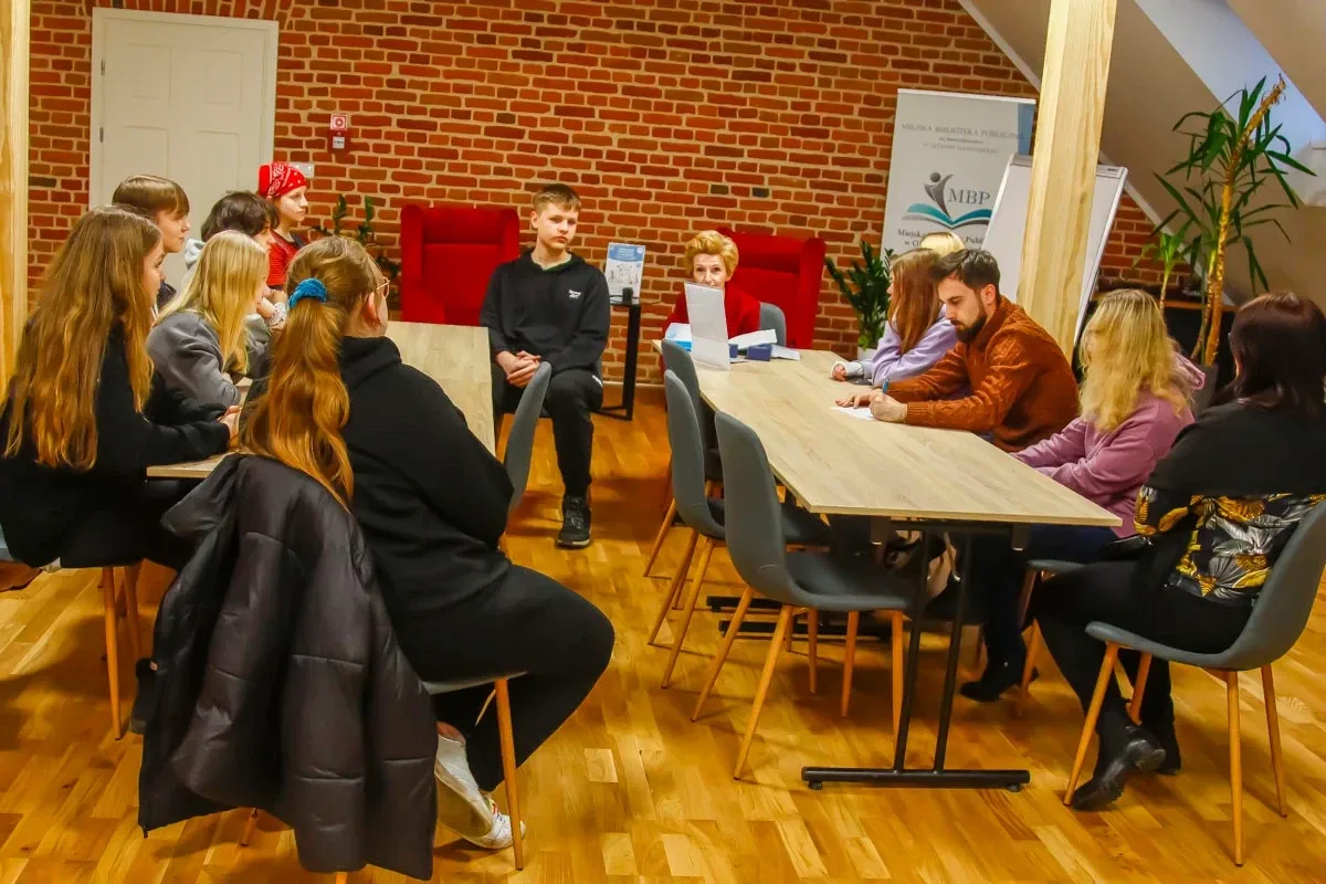 Organizacja i rozrywka - pierwsze spotkanie Wolontariatu Bibliotecznego w 2024 roku (zdjęcia)