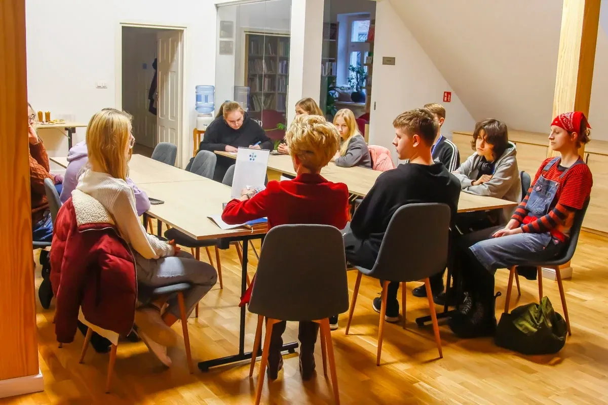 Organizacja i rozrywka - pierwsze spotkanie Wolontariatu Bibliotecznego w 2024 roku (zdjęcia)