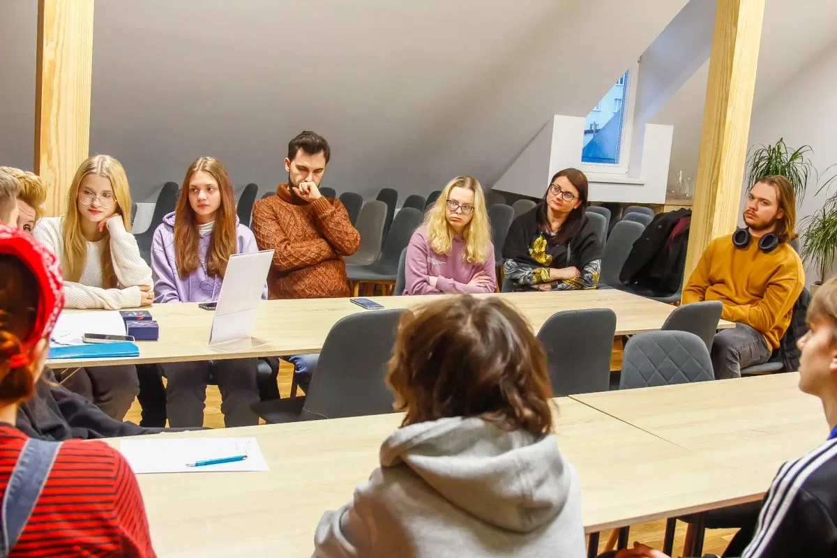 Organizacja i rozrywka - pierwsze spotkanie Wolontariatu Bibliotecznego w 2024 roku (zdjęcia)