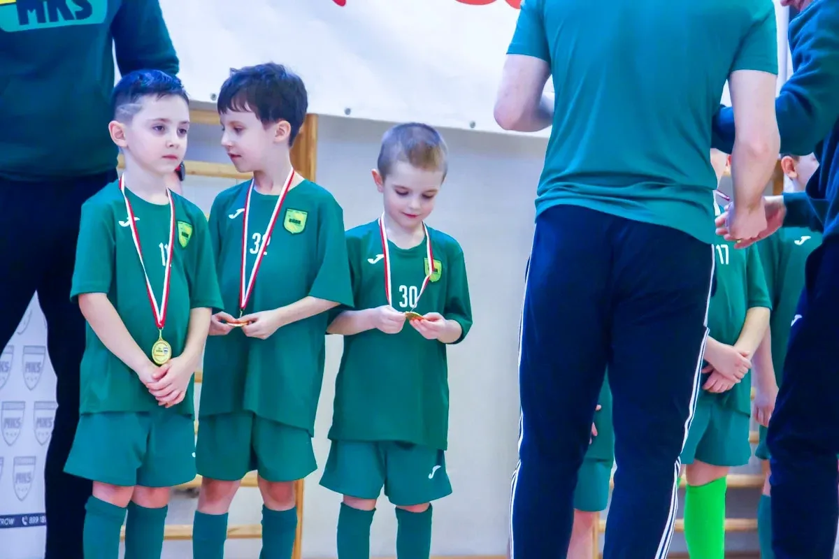 Halowe Granie, część pierwsza - przyjazna rywalizacja drużyn z rocznika 2017 (zdjęcia)