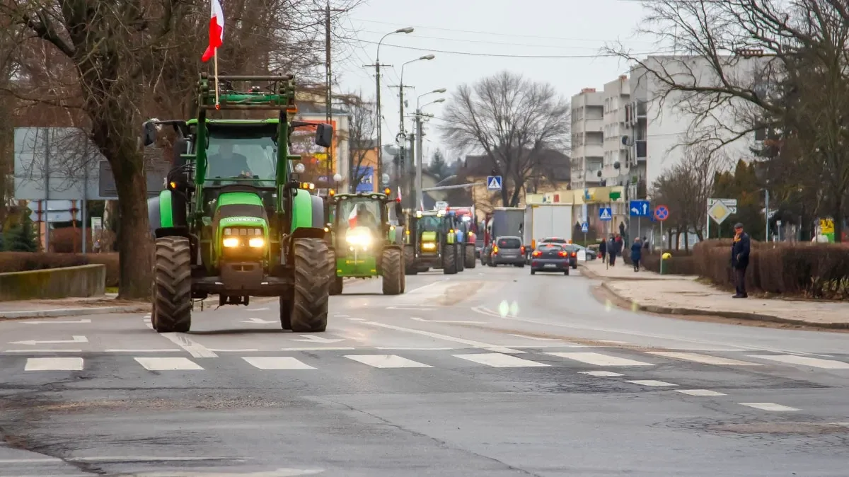 Traktory na ulicach Ostrowi! Rolnicy protestują przeciwko Unii Europejskiej (zdjęcia)