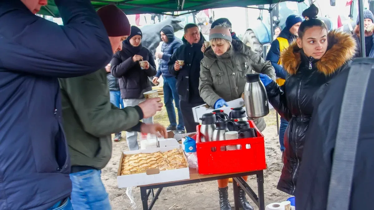 Traktory na ulicach Ostrowi! Rolnicy protestują przeciwko Unii Europejskiej (zdjęcia)