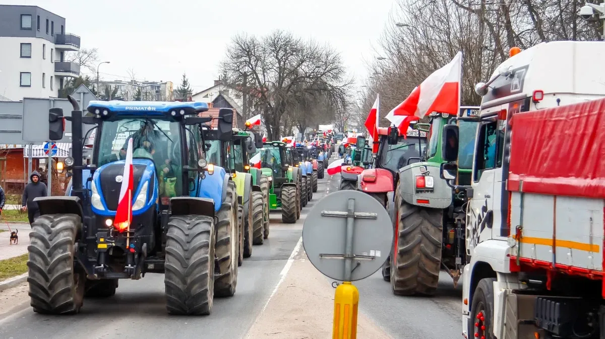 Traktory na ulicach Ostrowi! Rolnicy protestują przeciwko Unii Europejskiej (zdjęcia)