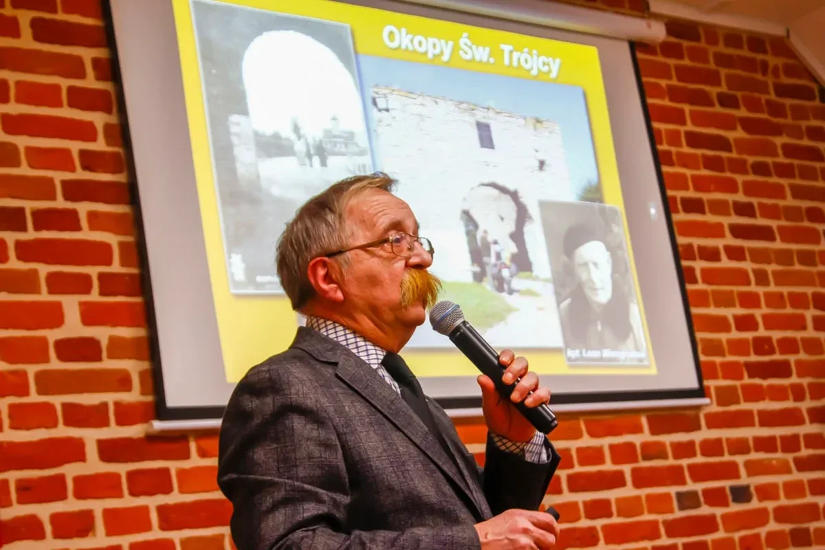 Andrzej Mierzwiński poprowadził zebranych przez "Ścieżki historii i tradycji" (zdjęcia)