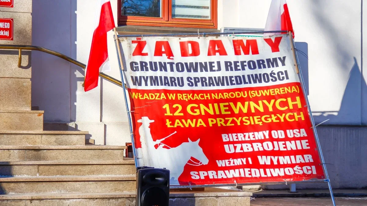 Burmistrz pod obstrzałem protestującego Milewskiego, kolejny protest przed miejskim ratuszem (zdjęcia)