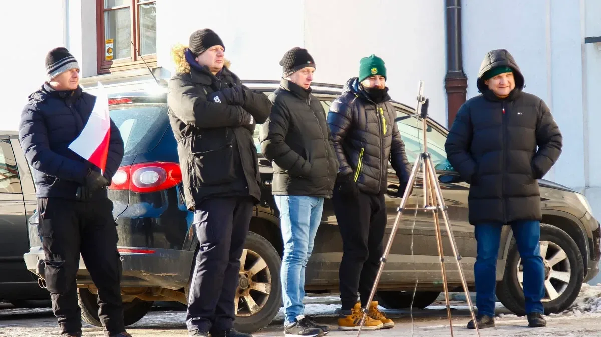 Burmistrz pod obstrzałem protestującego Milewskiego, kolejny protest przed miejskim ratuszem (zdjęcia)
