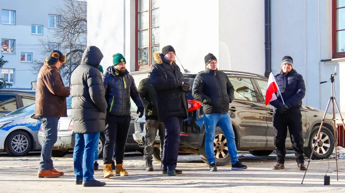 Burmistrz pod obstrzałem protestującego Milewskiego, kolejny protest przed miejskim ratuszem (zdjęcia)
