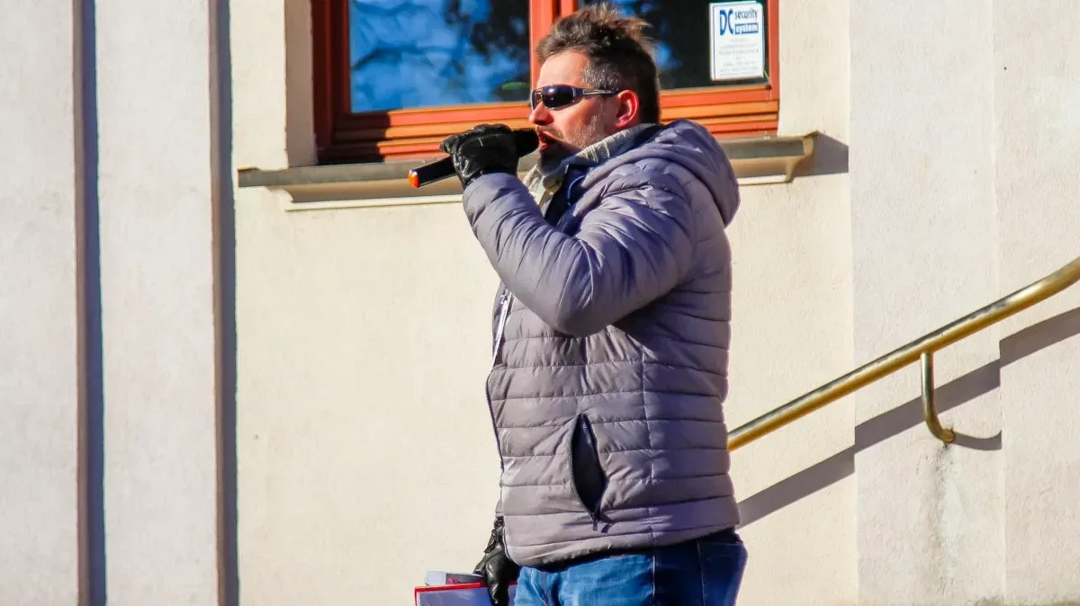 Burmistrz pod obstrzałem protestującego Milewskiego, kolejny protest przed miejskim ratuszem (zdjęcia)