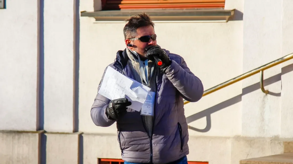 Burmistrz pod obstrzałem protestującego Milewskiego, kolejny protest przed miejskim ratuszem (zdjęcia)