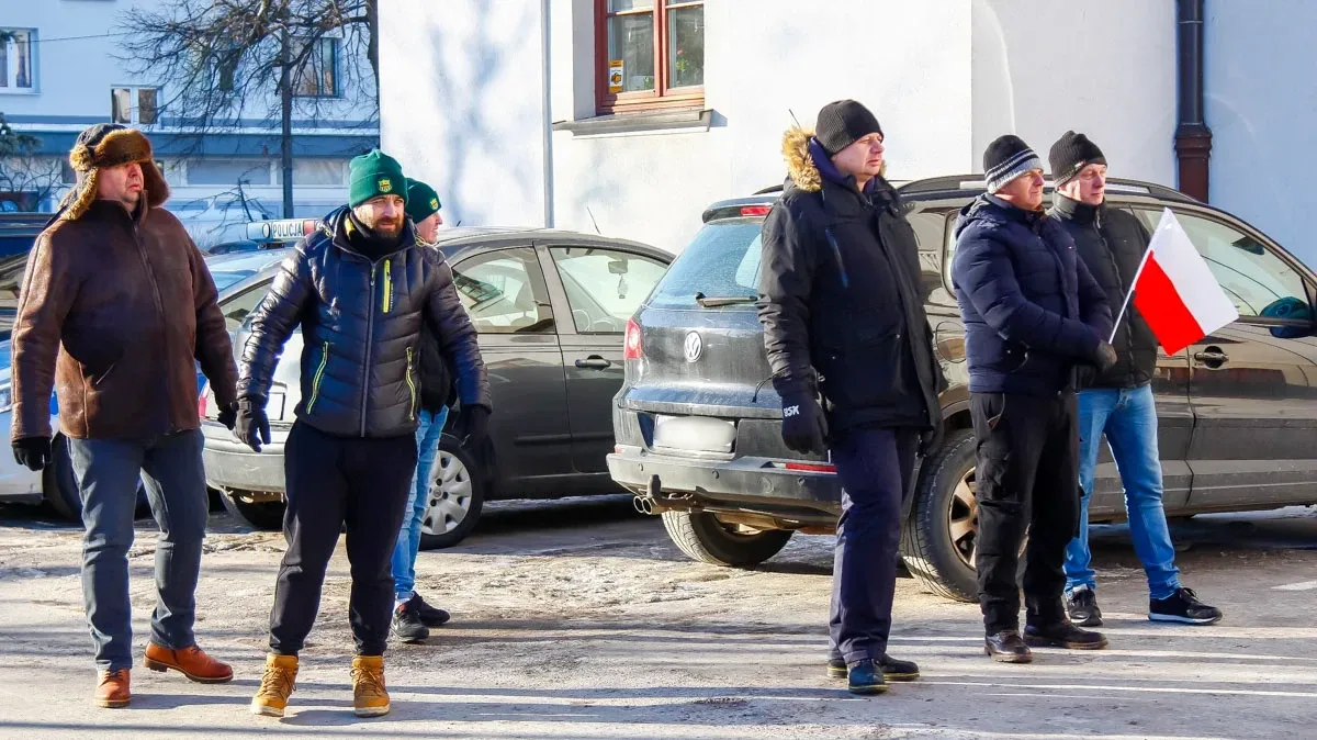 Burmistrz pod obstrzałem protestującego Milewskiego, kolejny protest przed miejskim ratuszem (zdjęcia)
