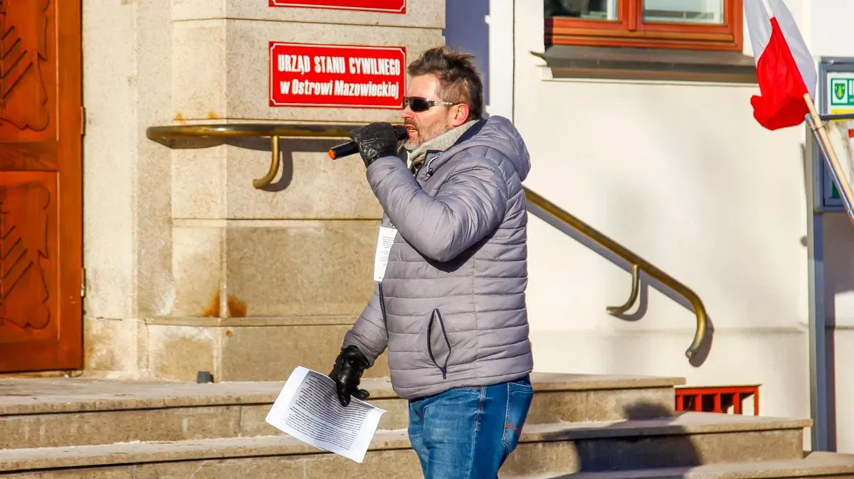 Burmistrz pod obstrzałem protestującego Milewskiego, kolejny protest przed miejskim ratuszem (zdjęcia)