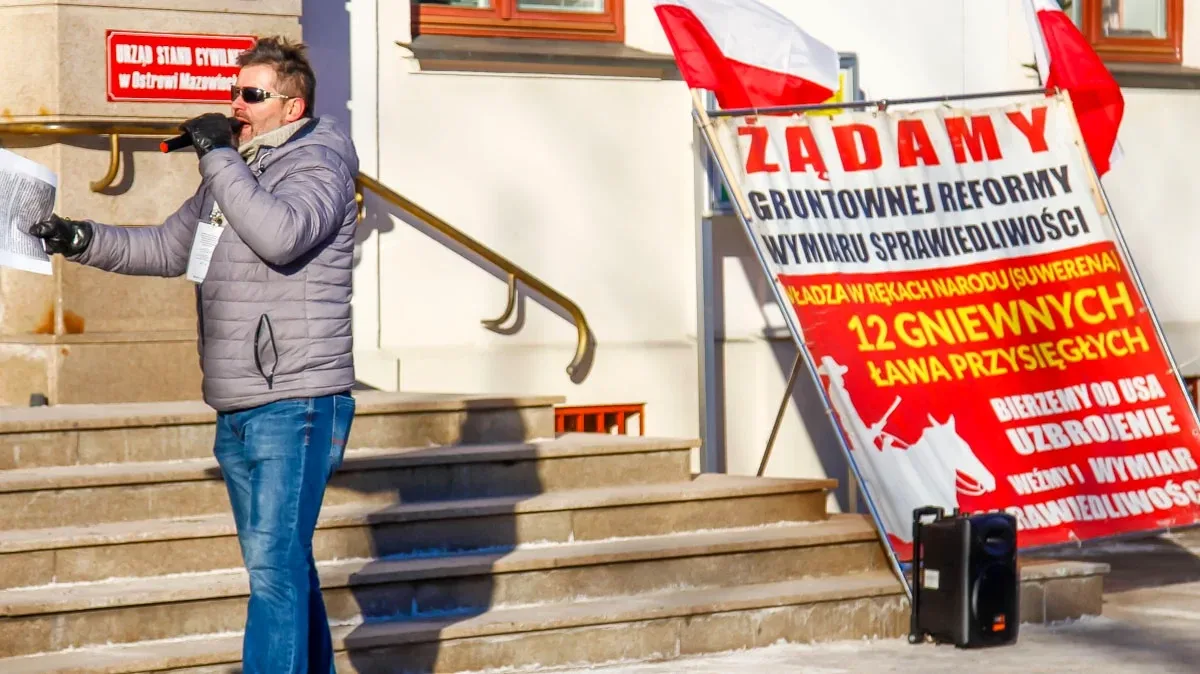 Burmistrz pod obstrzałem protestującego Milewskiego, kolejny protest przed miejskim ratuszem (zdjęcia)