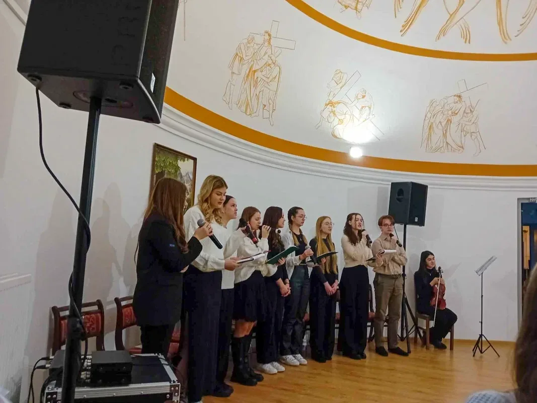Młodzież z LO im. Mikołaja Kopernika celebrowała Święta Bożego Narodzenia w "Domu z Sercem" (zdjęcia)