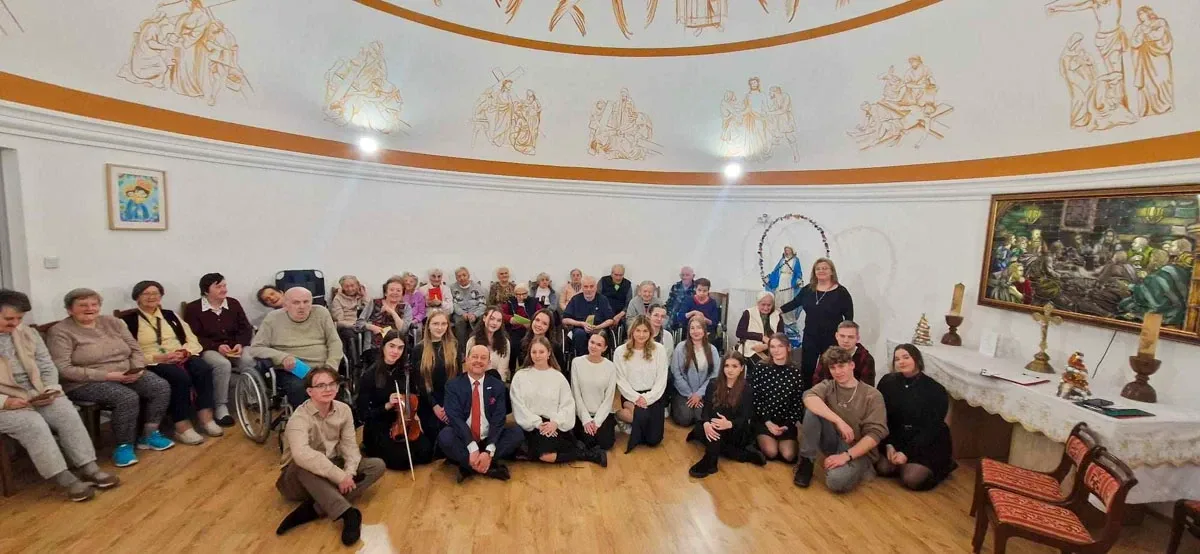 Młodzież z LO im. Mikołaja Kopernika celebrowała Święta Bożego Narodzenia w "Domu z Sercem" (zdjęcia)