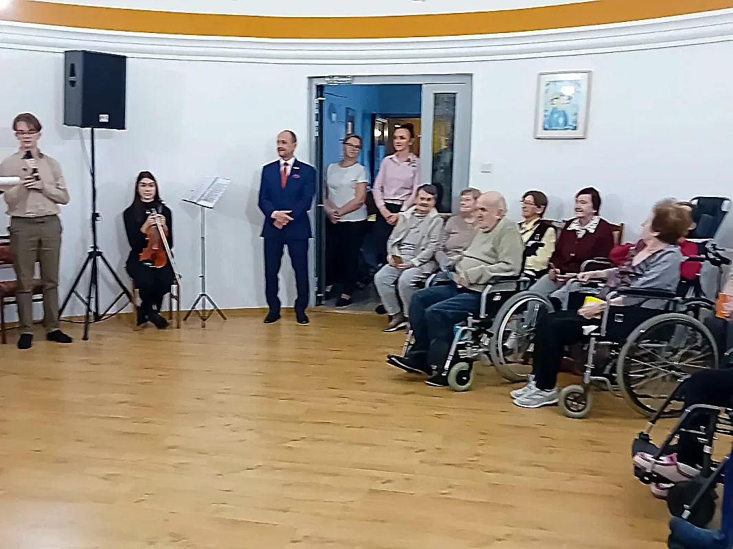 Młodzież z LO im. Mikołaja Kopernika celebrowała Święta Bożego Narodzenia w "Domu z Sercem" (zdjęcia)