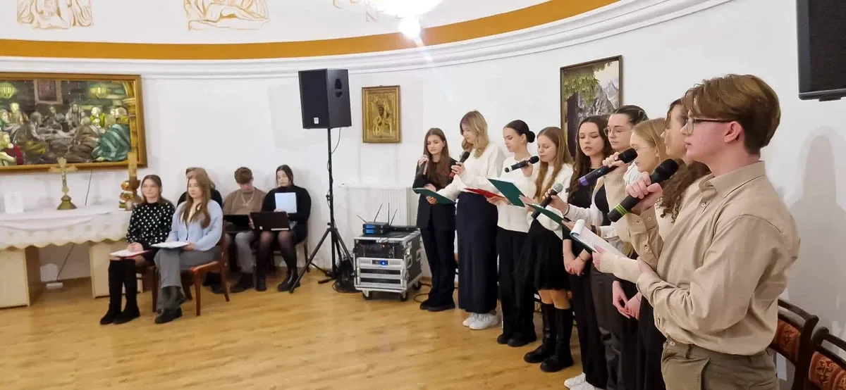 Młodzież z LO im. Mikołaja Kopernika celebrowała Święta Bożego Narodzenia w "Domu z Sercem" (zdjęcia)