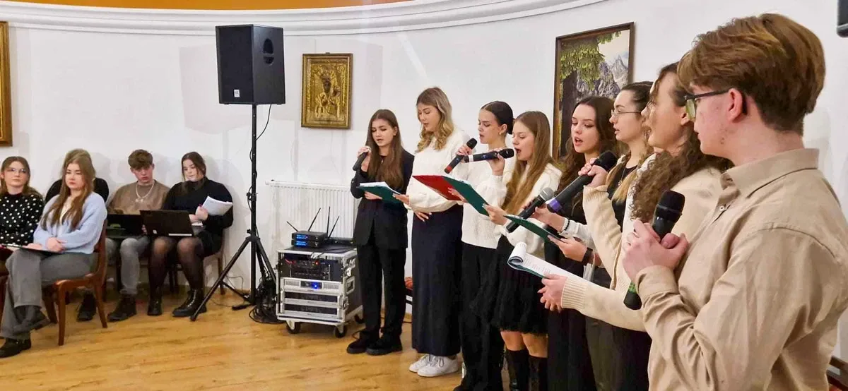 Młodzież z LO im. Mikołaja Kopernika celebrowała Święta Bożego Narodzenia w "Domu z Sercem" (zdjęcia)