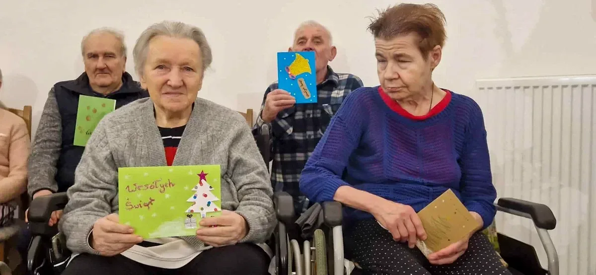 Młodzież z LO im. Mikołaja Kopernika celebrowała Święta Bożego Narodzenia w "Domu z Sercem" (zdjęcia)