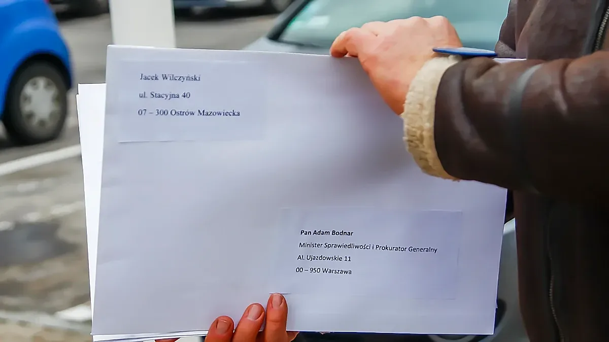 Protest przeciwko korupcji w Ostrowi Mazowieckiej (zdjęcia, wideo) /CZEKA /SZKIC - CZEKA NA WIDEO